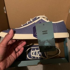 Brand new Tom’s blue canvas sneakers.💫